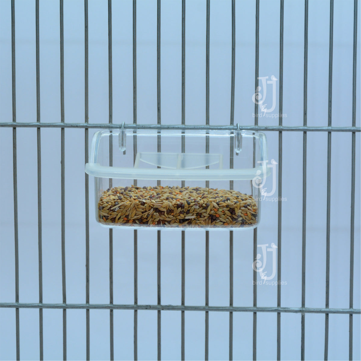 Feeding pot with grid